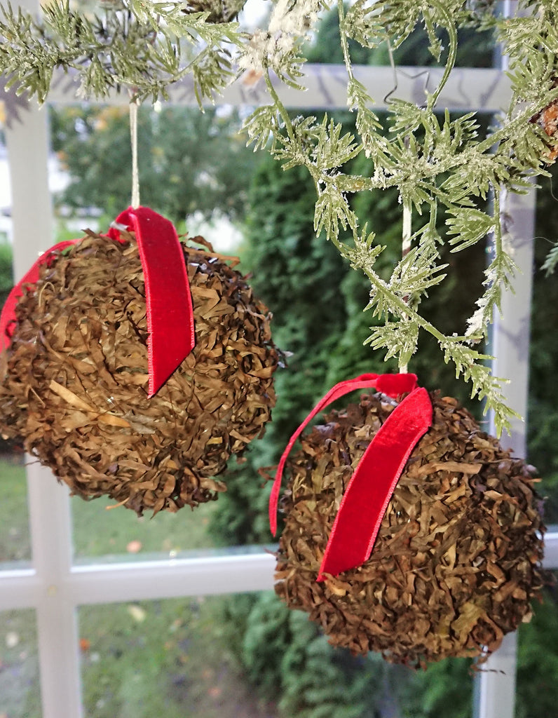 Weihnachtskugeln aus Seegras
