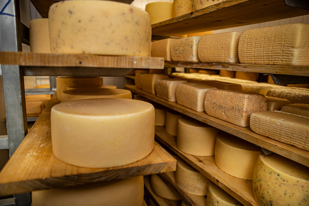 Rohmilchkäse mit getrockneten Blüten